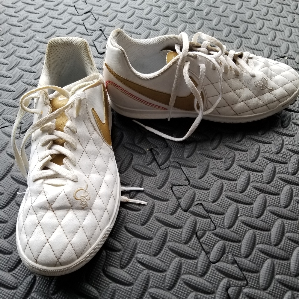 Nike kids ronaldinho legendx7 indoor soccer Sz 6y
